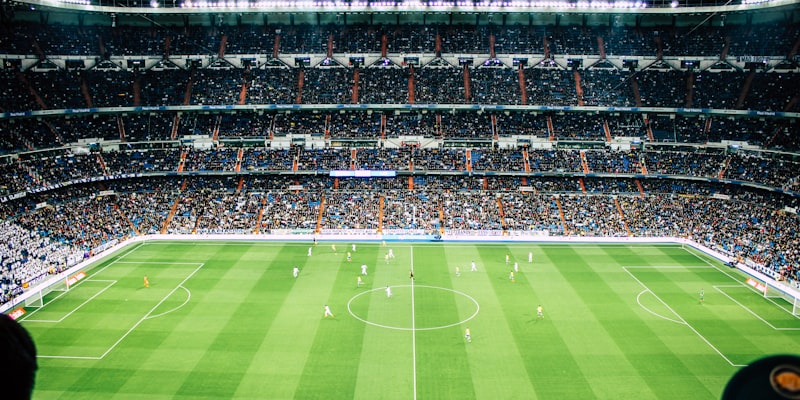 世界杯比赛用球及裁判工具特写照片